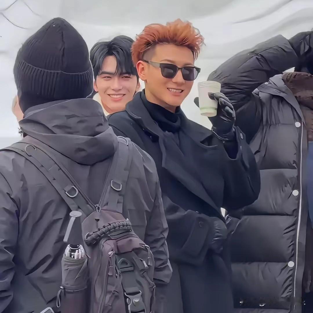 一群男明星亮相哈尔滨

最有偶像包袱的

不是偶像剧男神王鹤棣，也不是男团爱豆邵