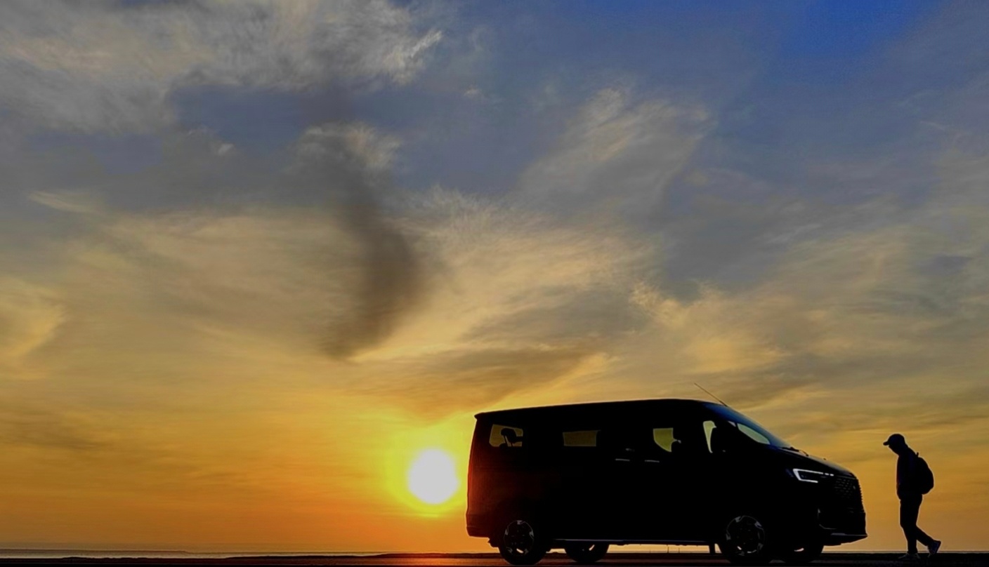 G315，青海湖畔，夕阳西下，大帅哥人在天涯，有一种策马扬鞭的既视感～车轮上的世