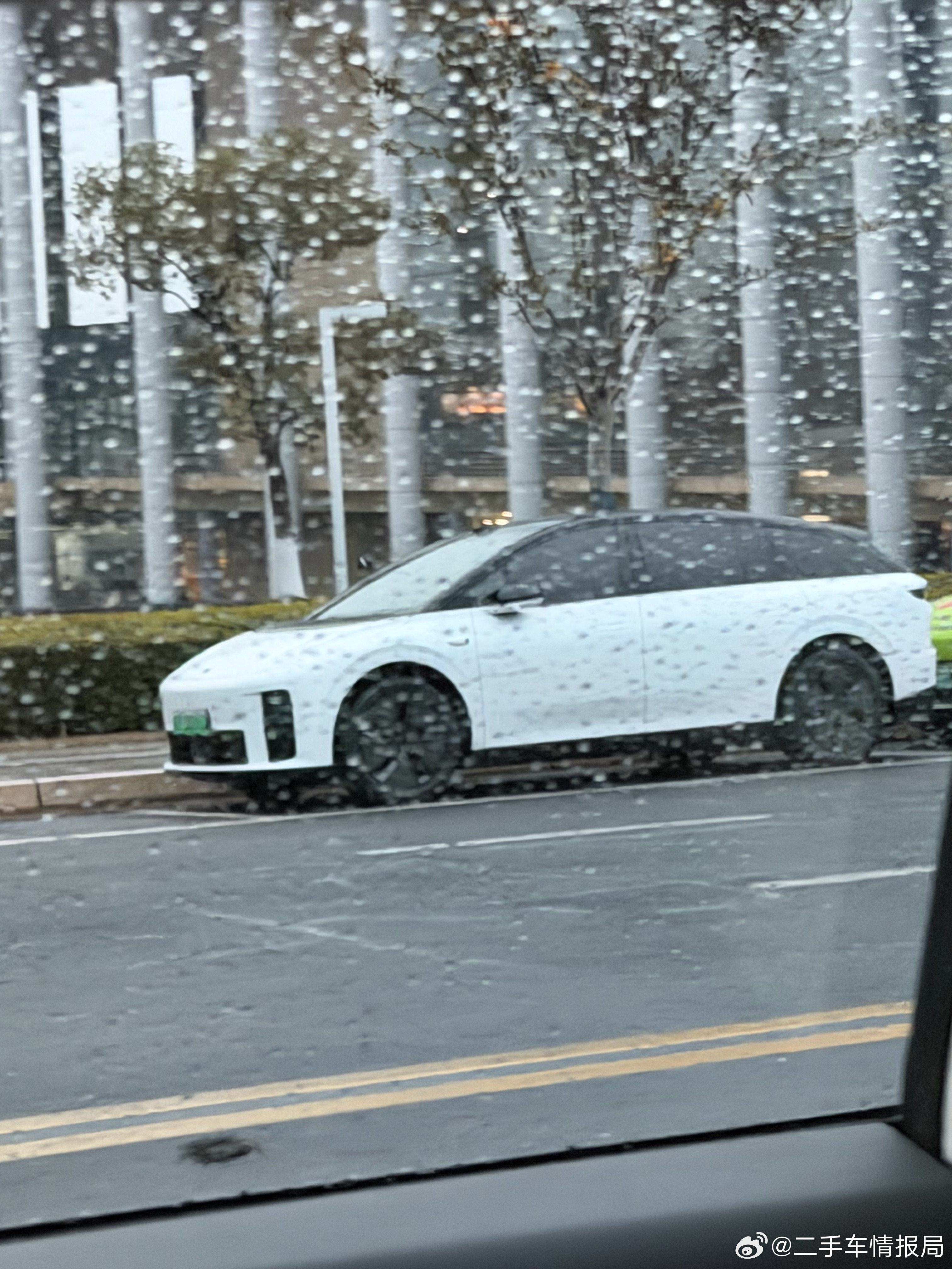 车衣什么的都贴好了，交付理想的车灯需要特别小心清洁剂，会腐蚀开裂比原计划晚到10