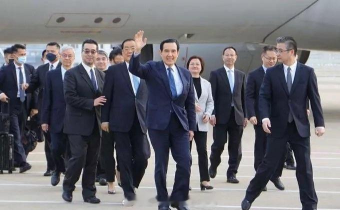 马英九又来了！瞧这阵势还不小呢，大家说说看，和平统一有希望吗？