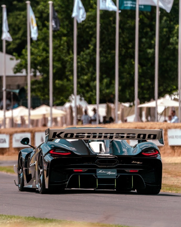 始终坚持不懈地追求卓越的工程品质，只为在赛道之上实现巅峰性能。Jesko Sad