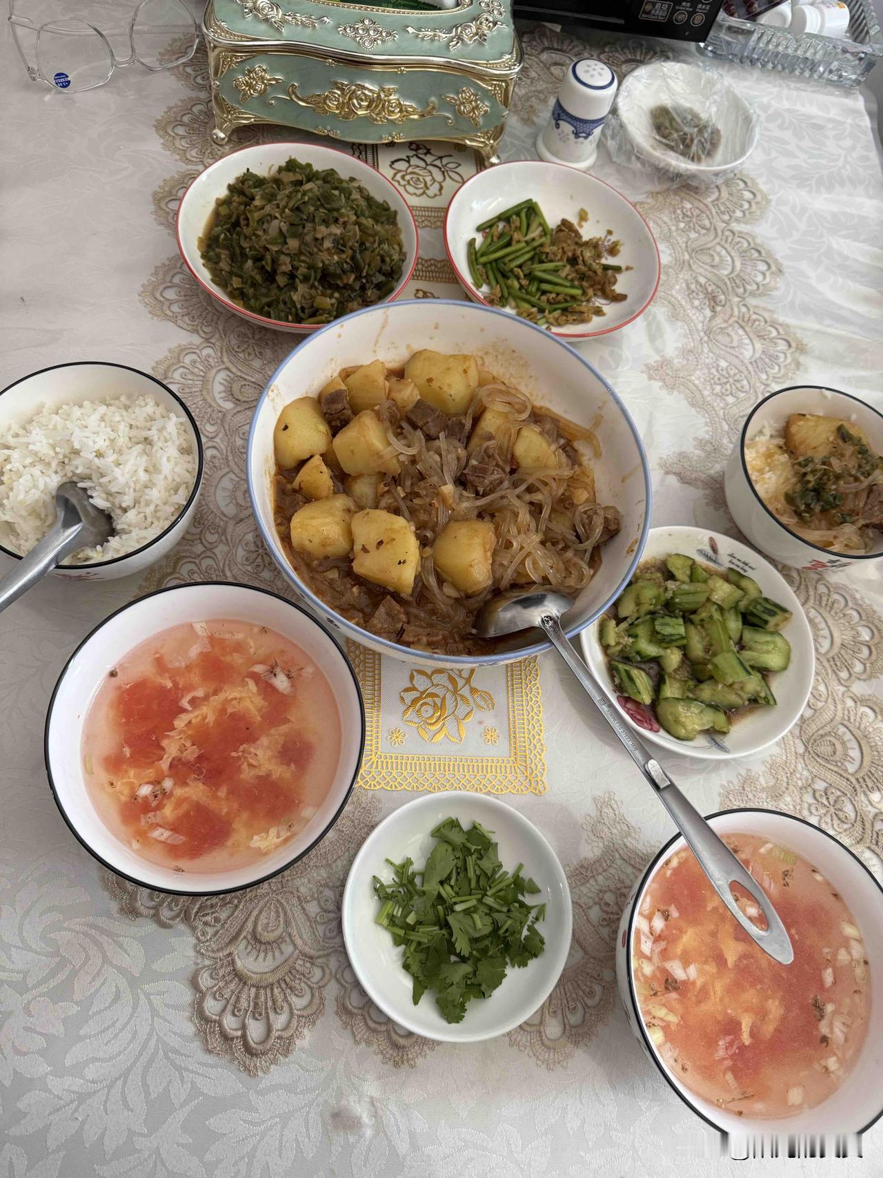 今天中午是大米饭。
温度升上来了。19~28度，外面小凉风吹的还不错。好像从2: