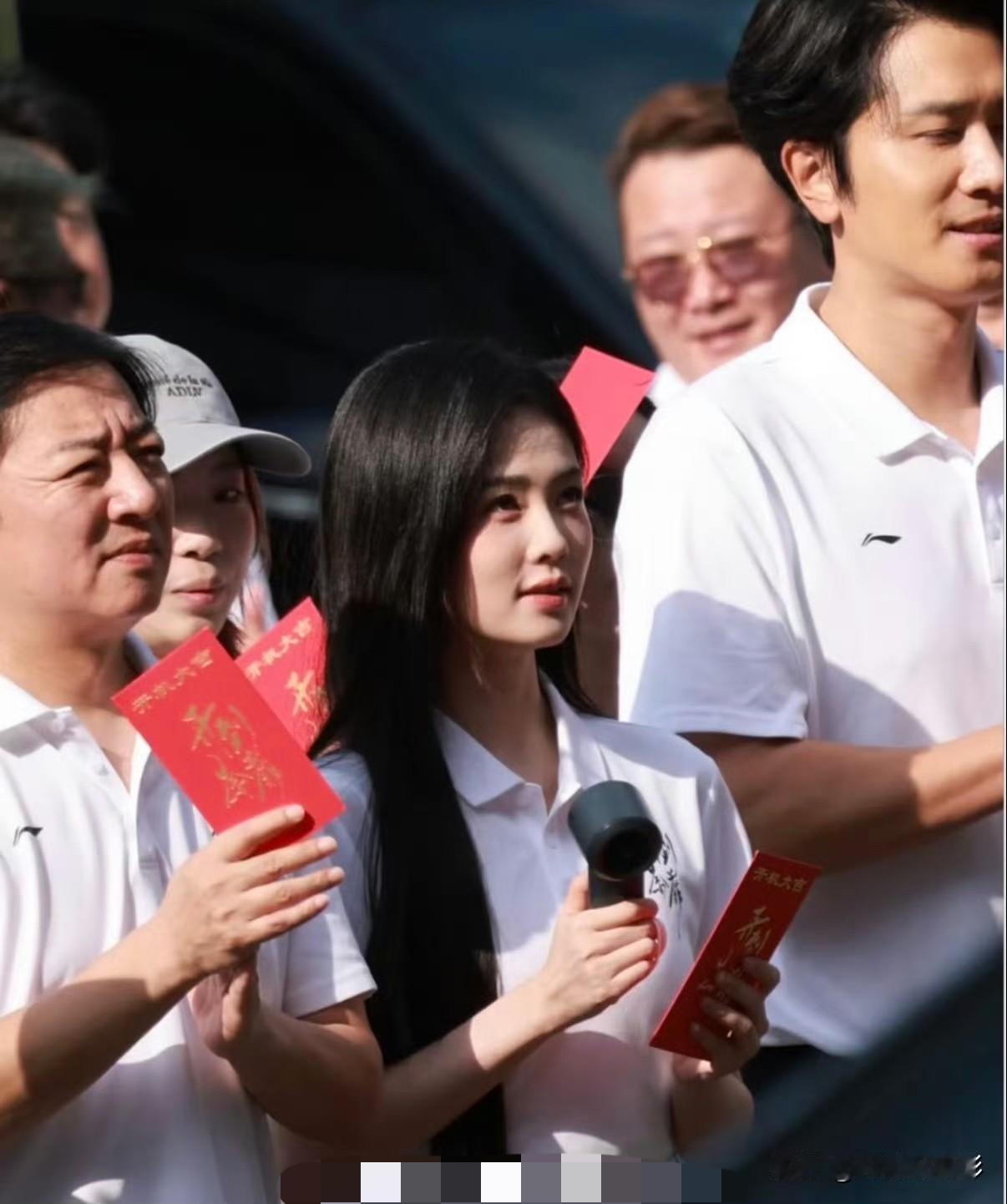 清晨刷到白鹿与彭冠英主演《开到荼蘼》的开机路透，阵容尘埃落定也让连日的番位争执画