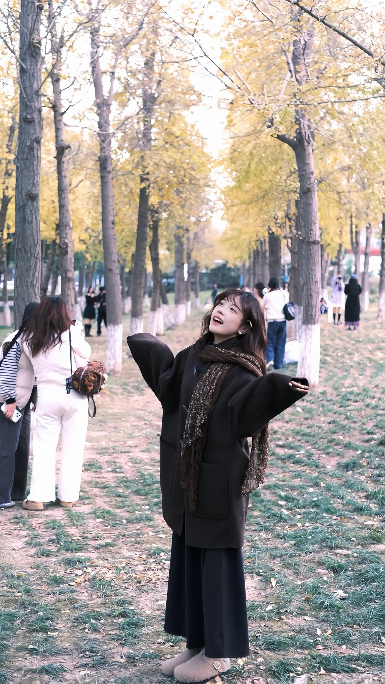 幸福从来都不需要大肆宣扬 当某一天看见那双眼睛变得像小时候一样爱笑更明媚了 这或