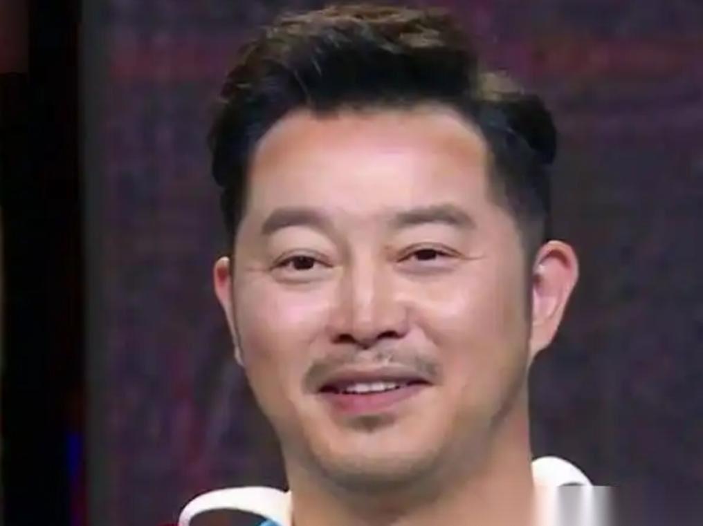 2018年的一个春日，北京东四环边某个新建成的小区里，沙溢将一串崭新的钥匙轻轻放