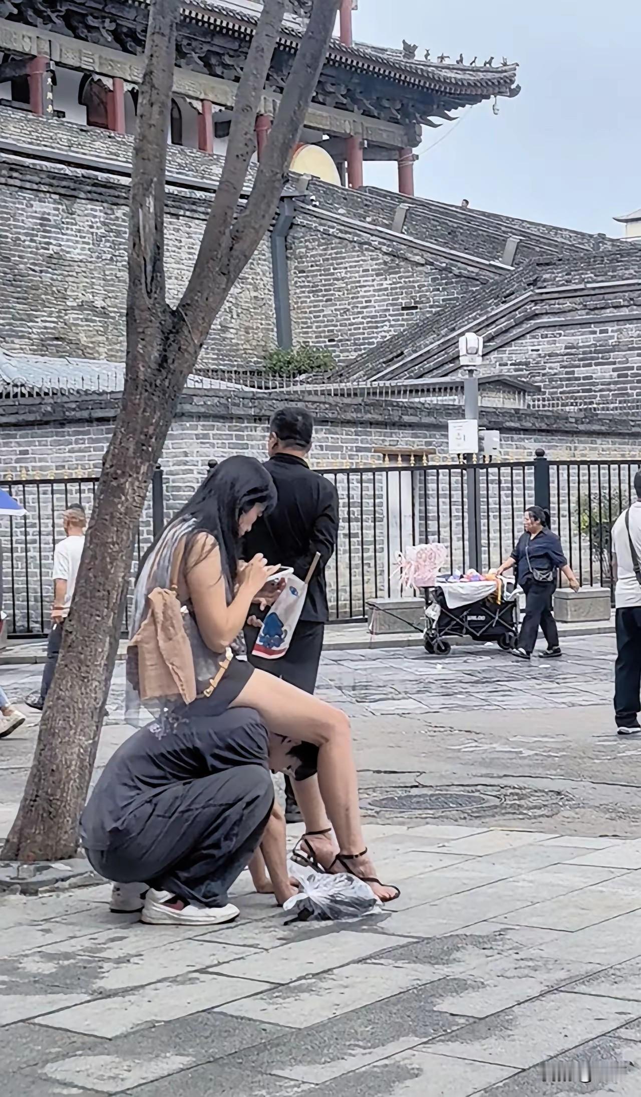 如果是女孩的父母看到这样的场景，大部分会觉得自己的女儿在男女交往当中非常的有地位
