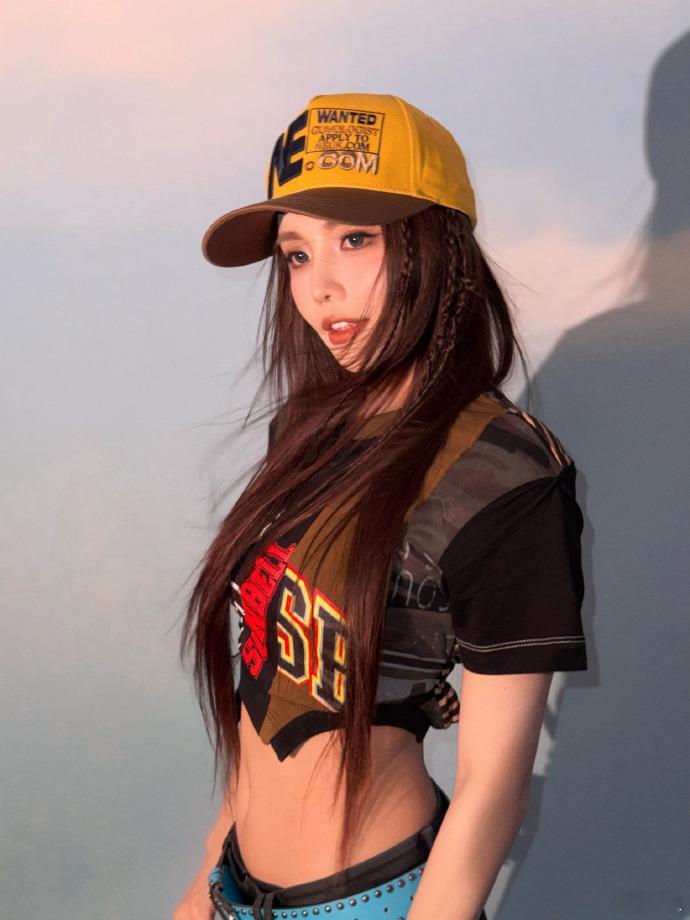 安琦开始走亚裔辣妹风了是吧？懂了，这就去把我的BM风上衣翻出来，照着镜子看了一眼