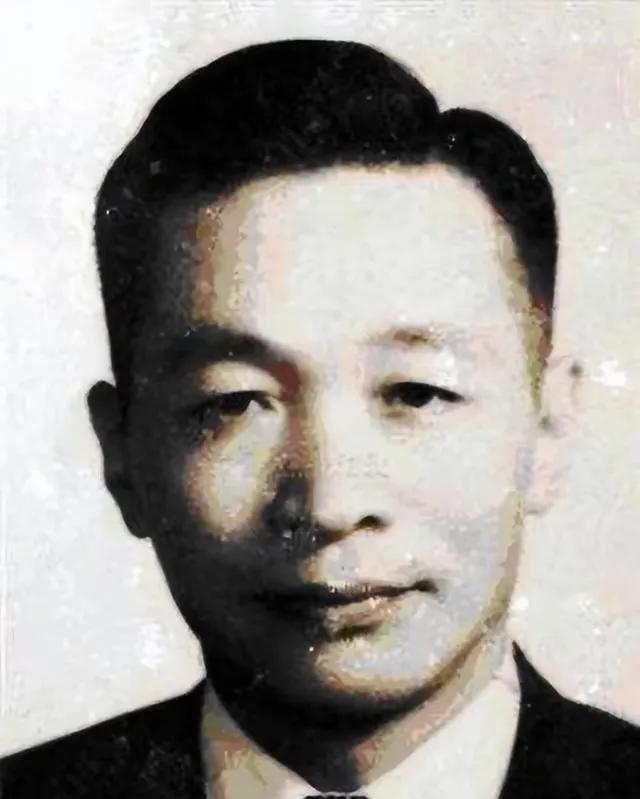 1938年，毛主席身上的香烟抽完了，秘书沈之岳见状，赶紧从怀里掏出一支香烟递过去
