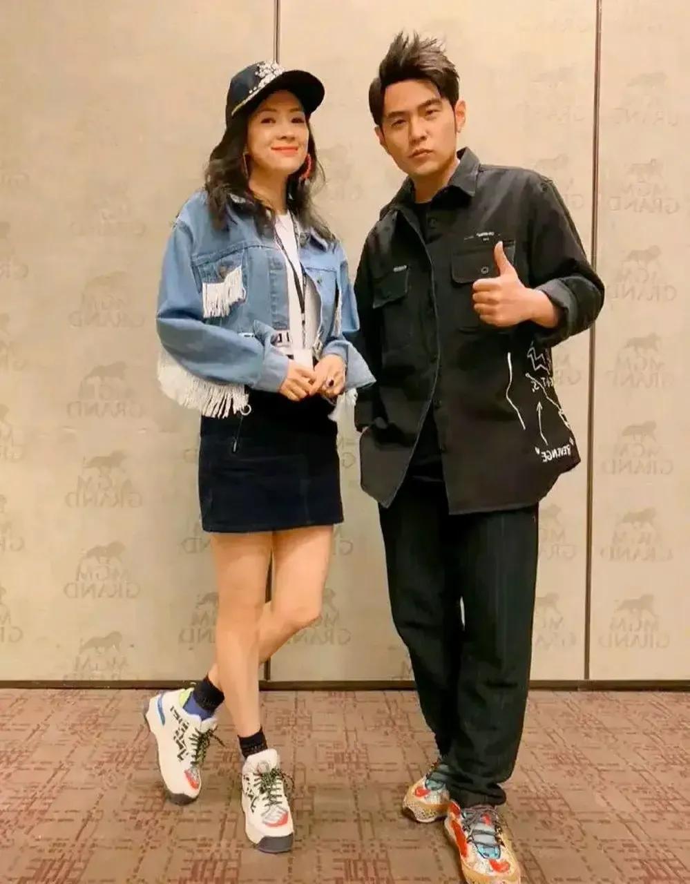 一个华语歌曲天王一个国际影后，私下里这么平平常常，反差真大呀
刷到一张章子怡和周