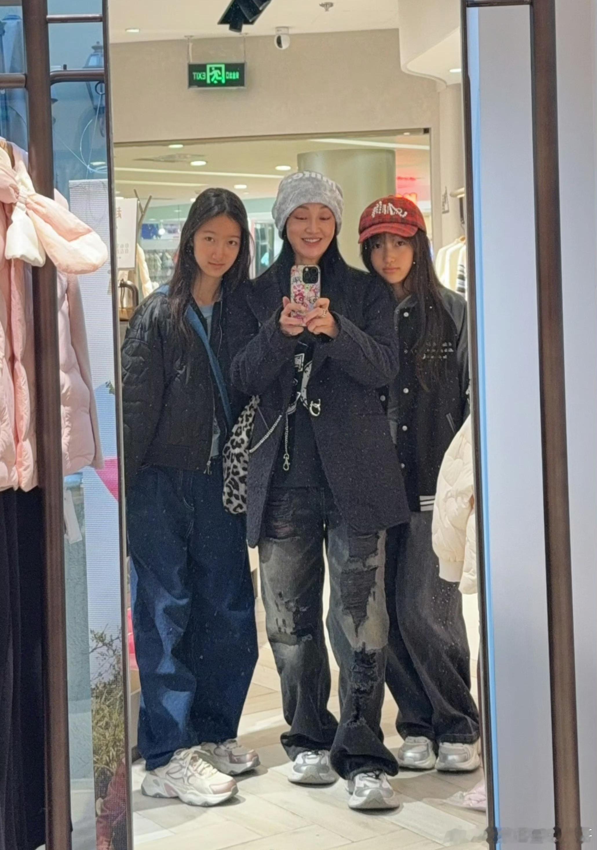 赵子琪两个女儿近照赵子琪两个女儿身高赵子琪两个女儿近照，母女三人同框像姐妹，身形