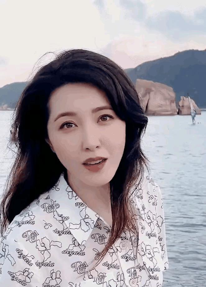 曾黎掉粉超10万 她当然不在意啊，毕竟‘人淡如菊’的人设早就崩了，粉丝的真心在她