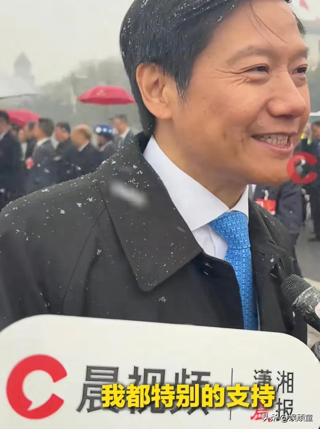 雷军真的是行走的广告人！
这次他参加两会被采访，记者没有问到小米汽车，雷军也是知