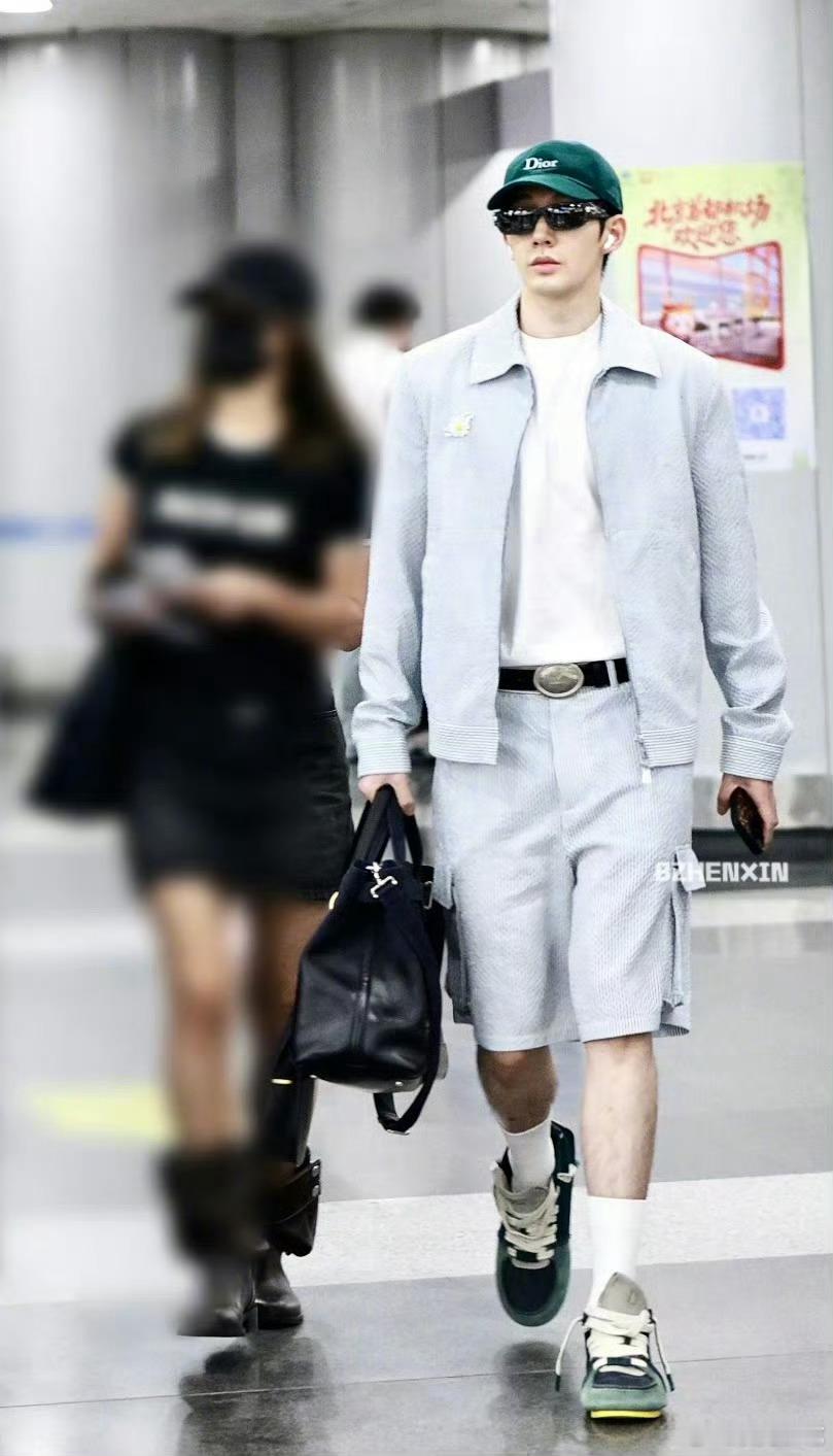 邓为 × 巴黎男装周 迪奥品牌大使、全球美妆大使邓为正式出发巴黎，即将受邀出席D