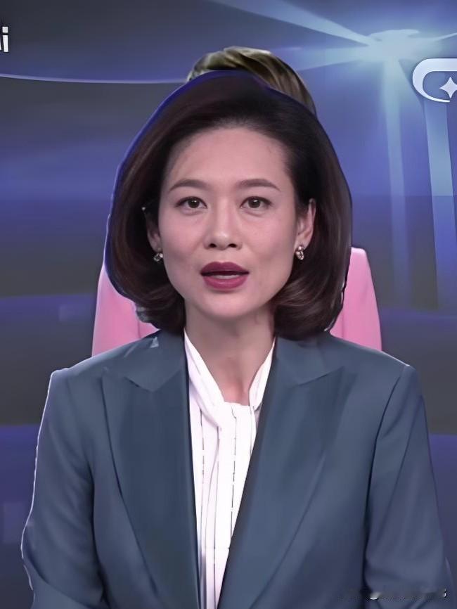 李雨菲，镜头前的她知性优雅，谈吐间尽显专业风范。一颦一笑皆是风景，用声音传递温度