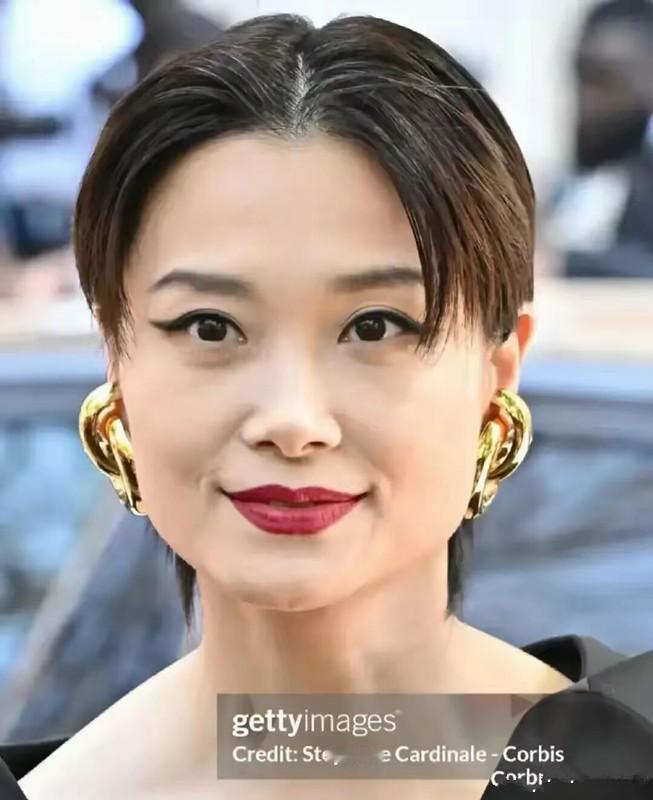 这是李宇春？

噢，天啊，怎么这么老了？

貌似今年才40岁吧？

不是明星很注