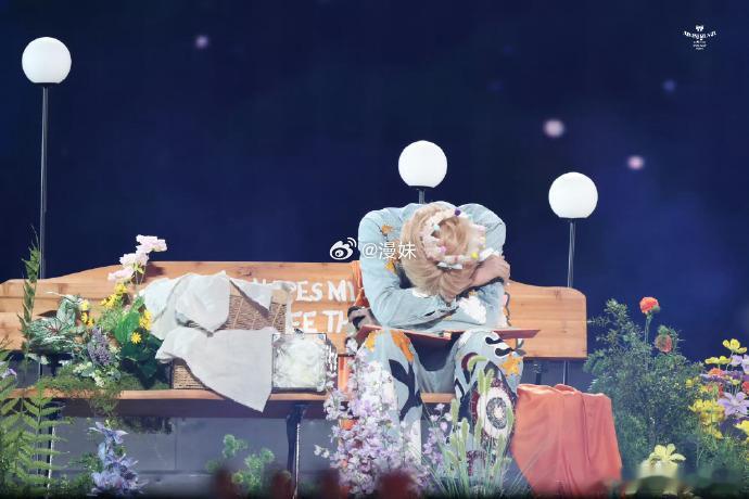 张极solo哭了张极在演唱会上哭了舞台之上的落泪从不是刻意煽情，而是少年长久积攒