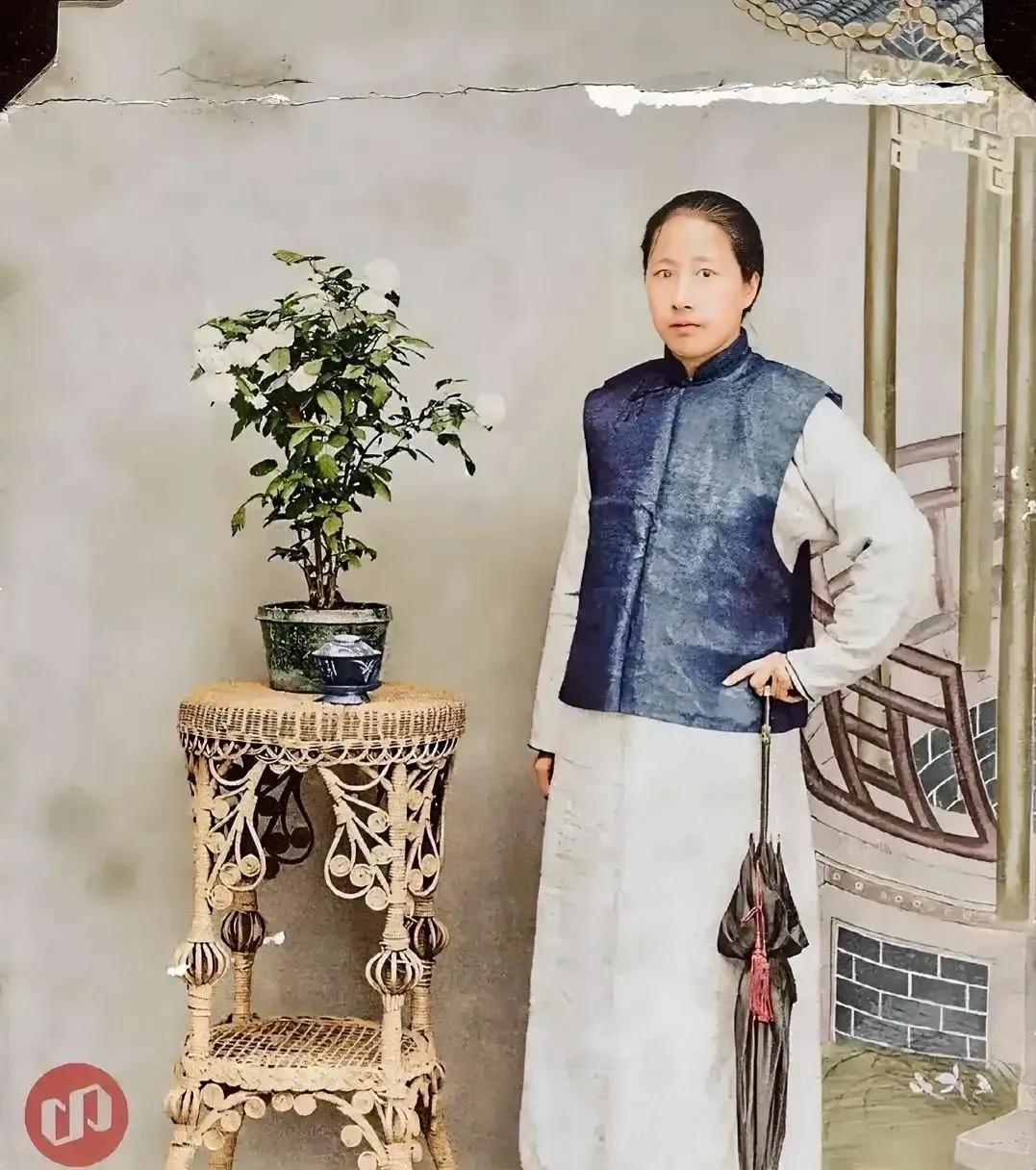 1907年，秋瑾留下了她人生中的最后一张照片，镜头中的她一身男装，手握一把雨伞，