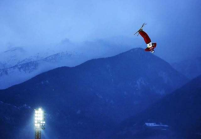 中国雪上首金背后是刀尖上跳舞2006年都灵冬奥会，韩晓鹏在自由式滑雪空中技巧决赛