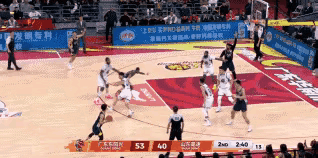 山东队出现重大失误，他们居然敢放空持球的徐杰，难道他们误以为是高诗岩吗？