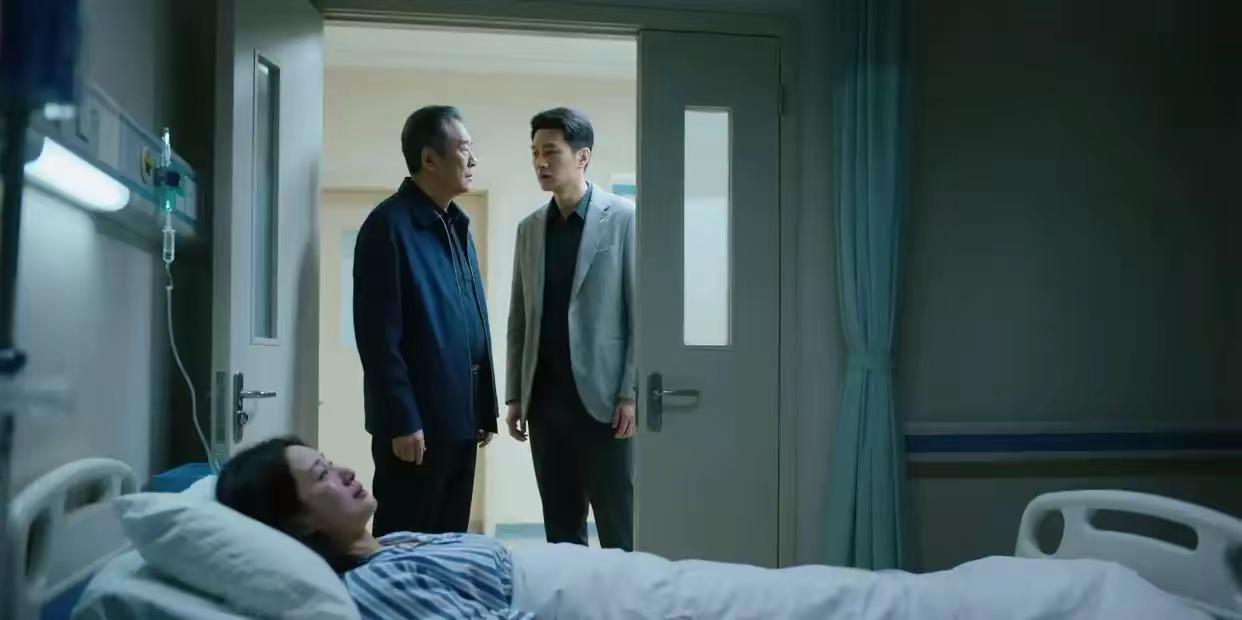 我被丈夫从楼梯推下，腹中6个月的双胞胎没了，在医院却听见我爸对老公说：放心，她那