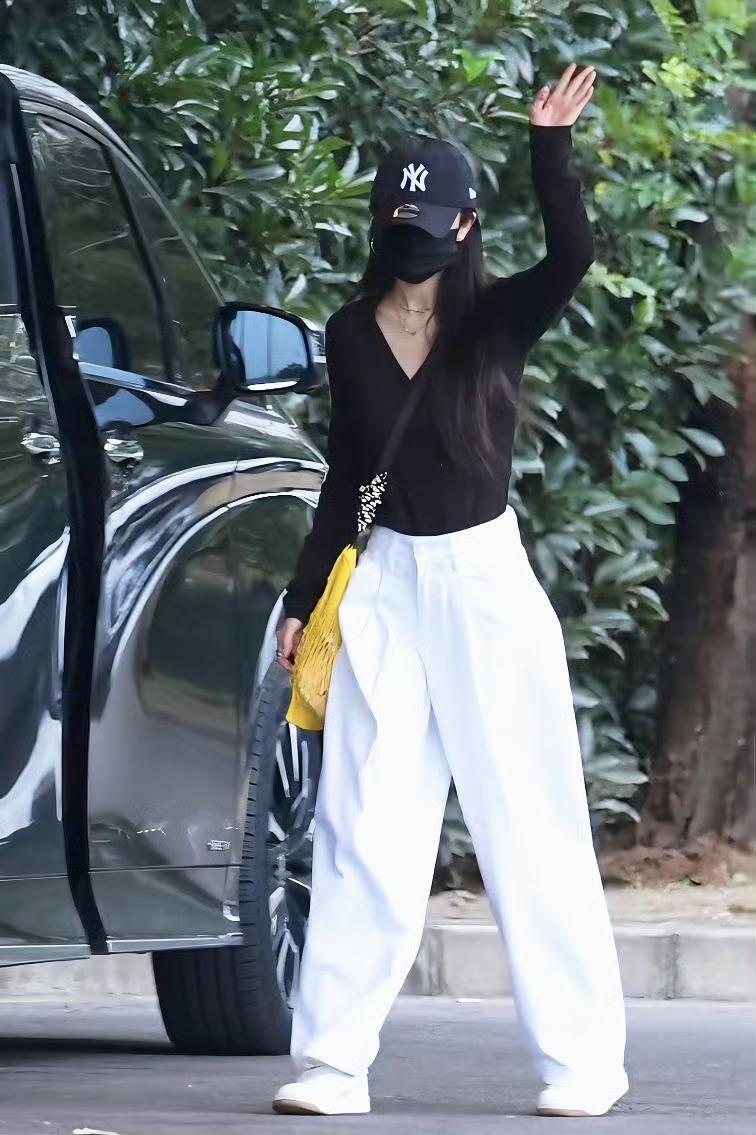 杨幂上海出发私服女王又出来炸街啦，好会穿好养眼！期待今天嘉人银十刊！杨幂年内五大