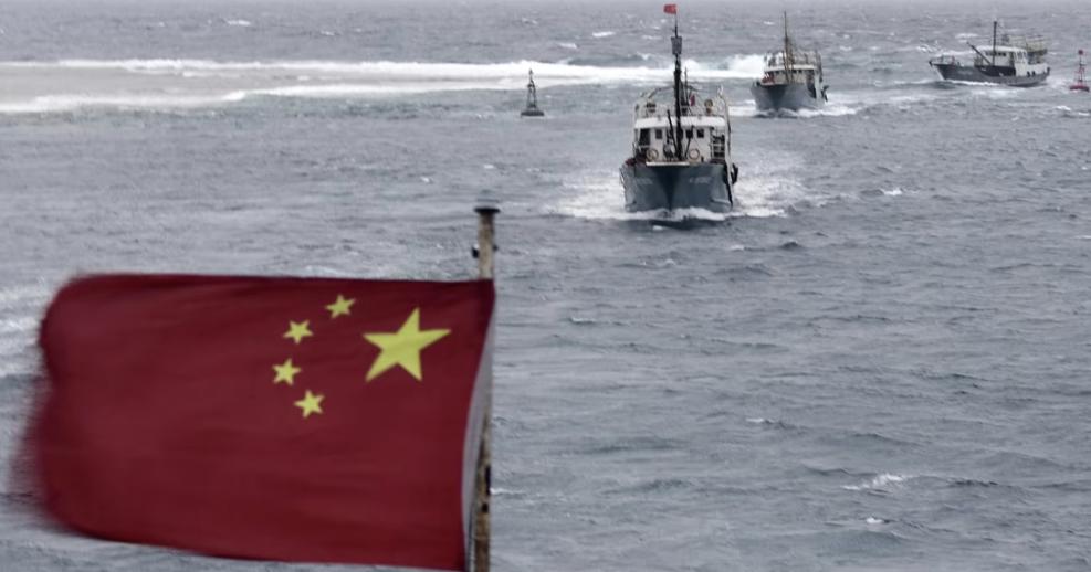 以前反对中国喊得最凶，现在都开始用中国国旗了。

事情的起因是伊朗把霍尔木兹海峡