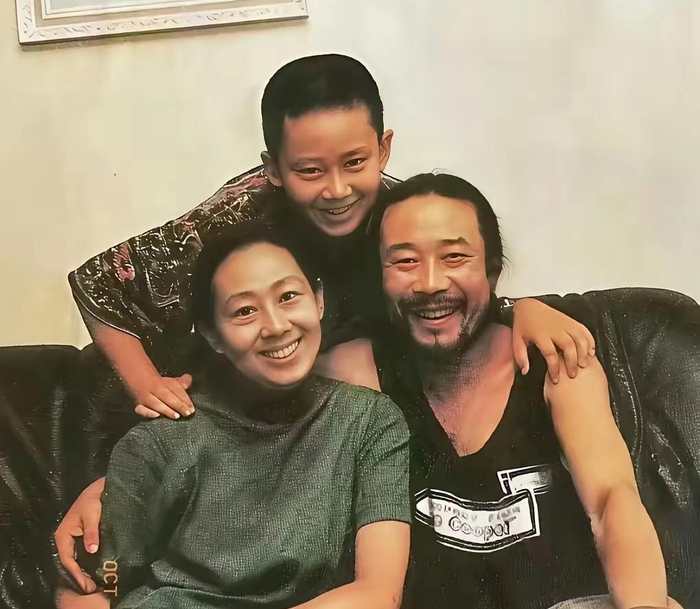 李雪健真是个狠人！他只是工厂一名普通车工，没有科班学历，谁也想不到，他从群众演员