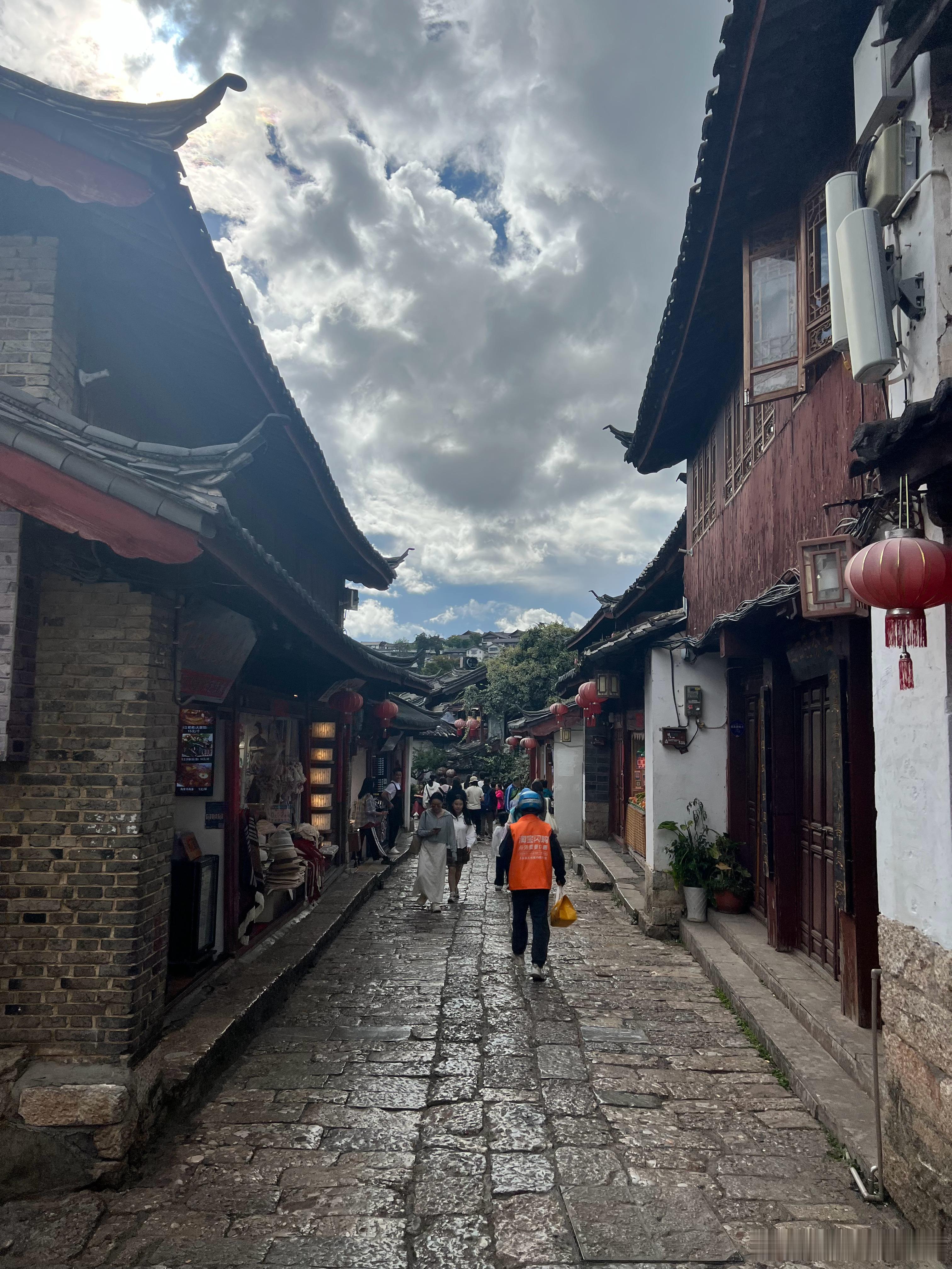 天不好[doge]能拍雪山的机位拍不出来逛来逛去，感觉和平江路也很像[二哈]  