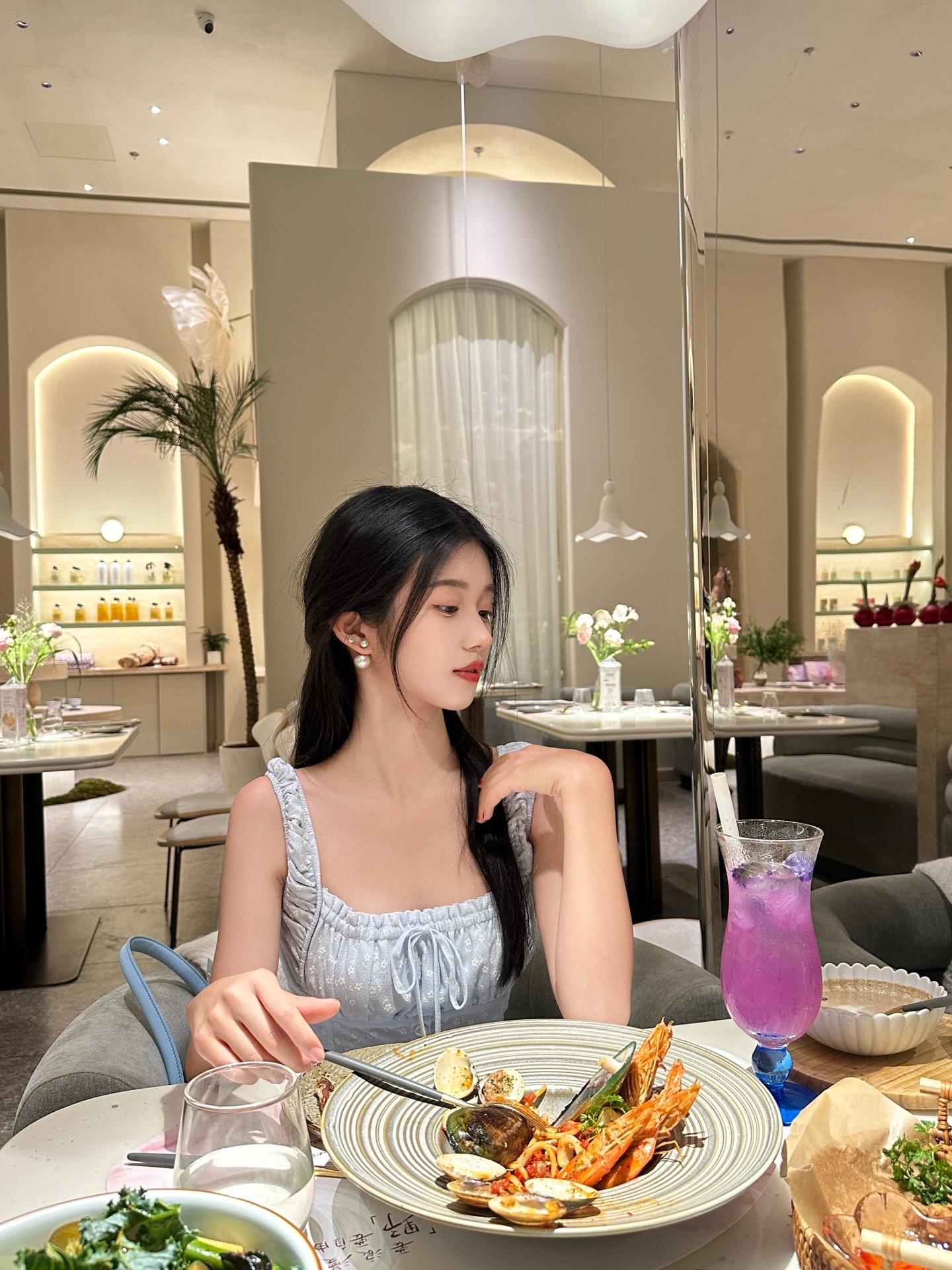 请吃饭的漂亮姐姐。