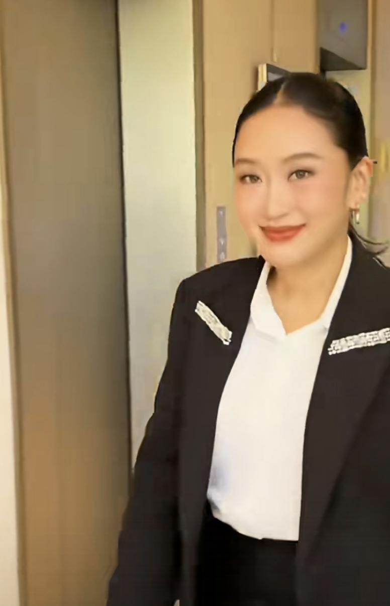 佩通坦心系为泰党，12月25日上午10点，现身为泰党总部。她依然时尚，依然美丽，