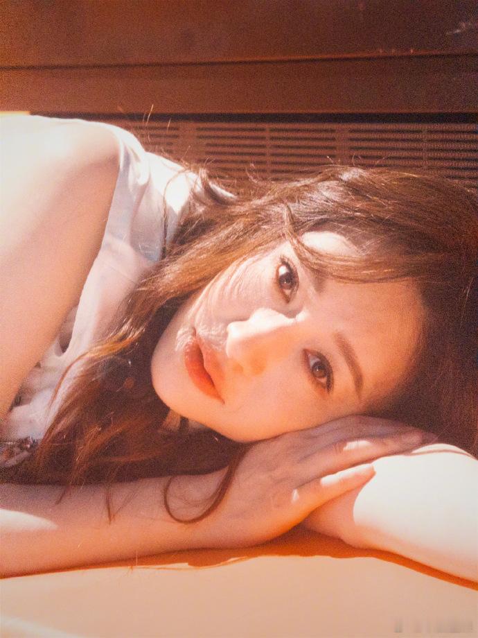 李小冉说喜欢一个人偷偷哭不想睡的星期五群像 害怕当众落泪会带来麻烦，所以习惯独处
