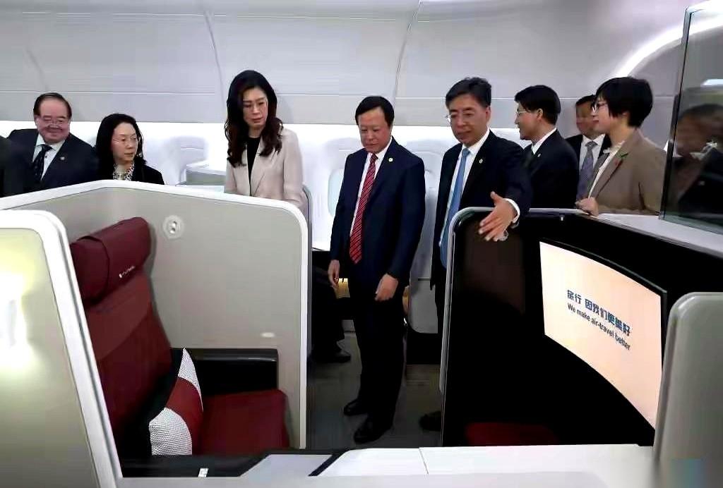 国民党主席郑丽文，一步跨进了C919的驾驶舱。
她没在外面合影，而是直接坐了进去