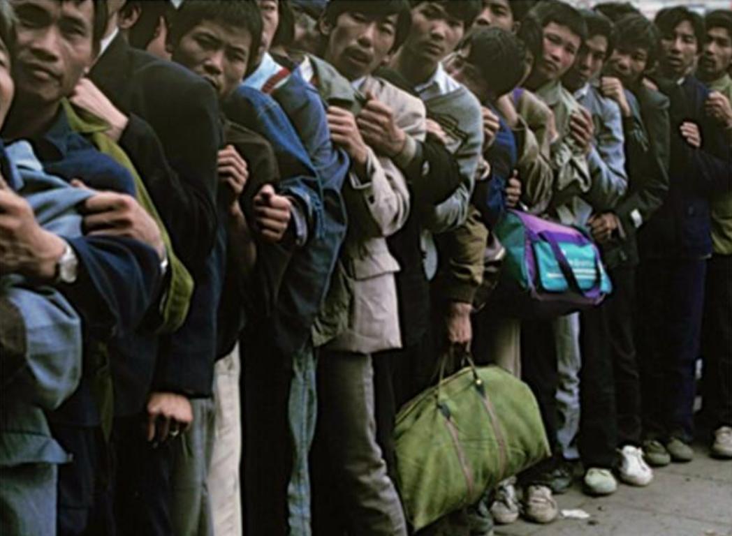 震惊全国的下岗潮，为何发生于90年代？几千万工人无端下岗，被说成人浮于事，偷奸耍