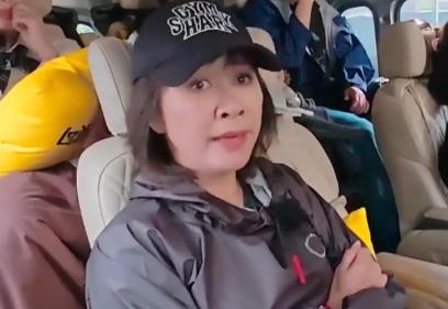 顶级人脉，根本不用打电话。
宁静让刘嘉玲现场打给周润发，她只淡淡一句：发哥不接电