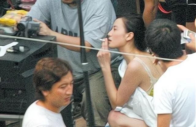宋佳果然很适合演萧红。优雅又慵懒氛围感拉满，手上的戒指透露着精致，每一个表情都带