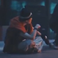 我男神就是冬天摆脱不了马甲夏天摆脱不了七分短裤不管是冬天还是夏天都摆脱不了冷帽