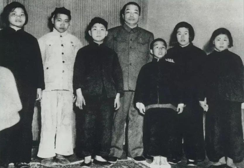 1950年，镜头捕捉下温情满溢的一瞬，彭德怀老总与侄子侄女们留下珍贵合影。照片里