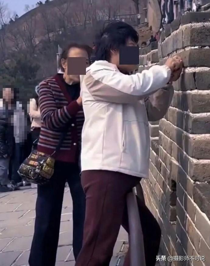 张丽霞两姐妹出名了，居然还敢在长城上刻下到此一游，这都什么年代了还敢这么干！3月
