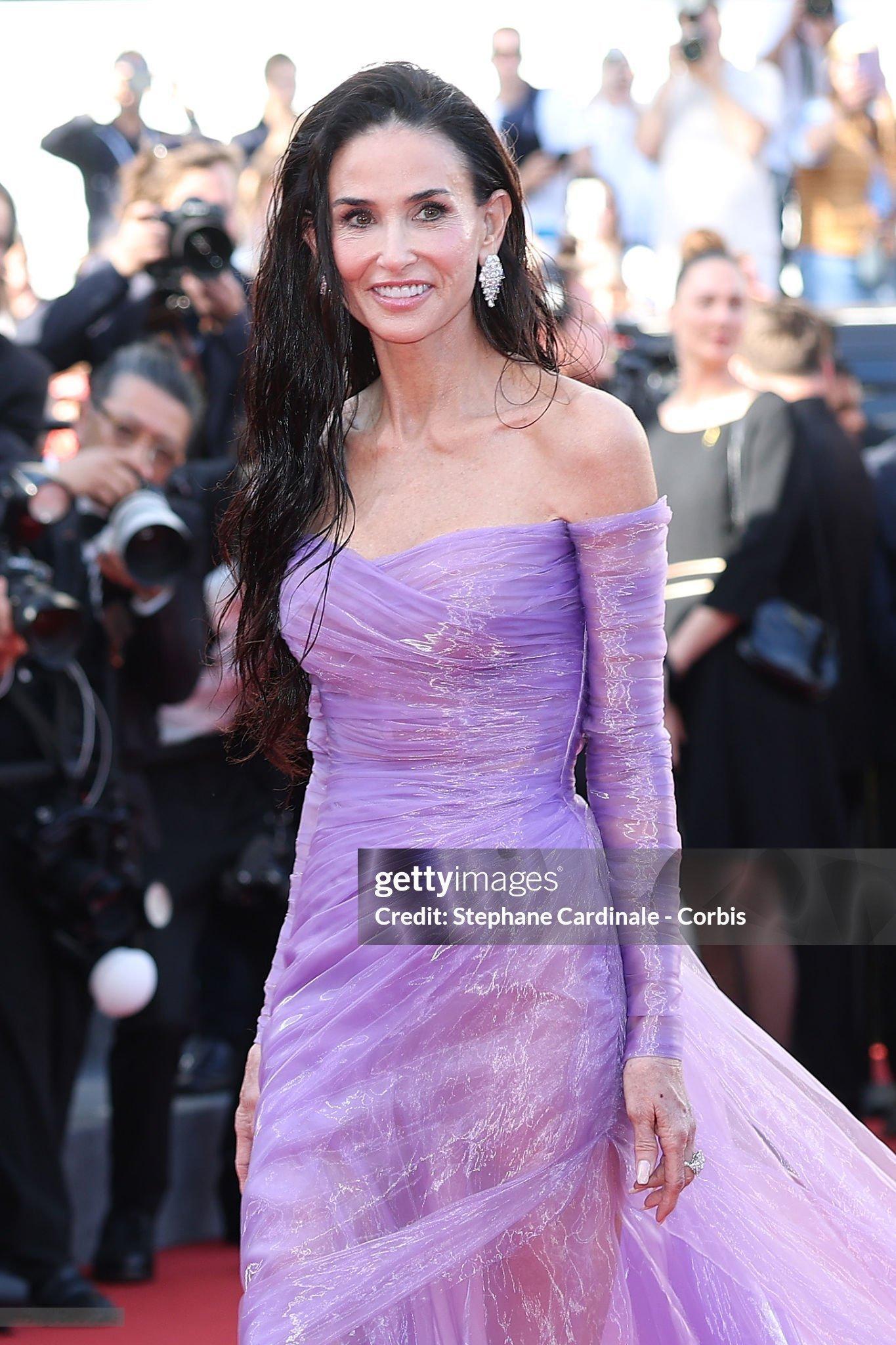 哇哦～美鼠了💜Demi Moore × 戛纳电影节红毯 ，一袭紫色光面礼服裙搭