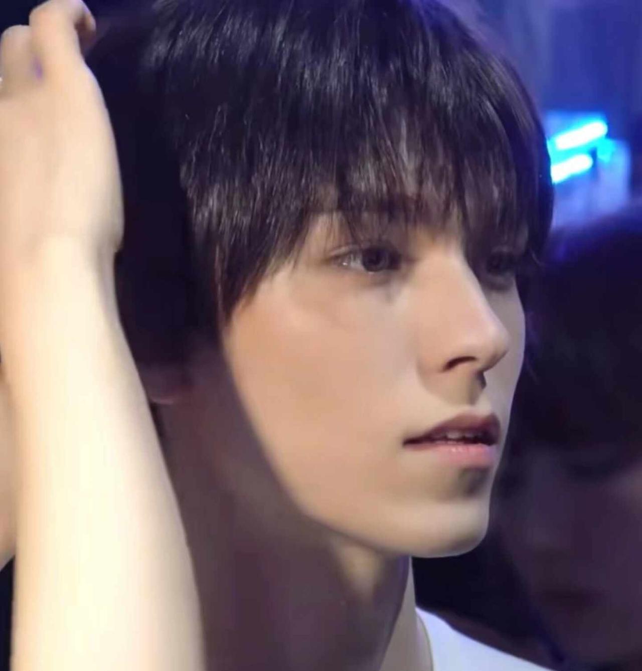 有人懂嘛 完全Bjd
没招了 率哥率成这样
崔瀚率 seventeen SEVE
