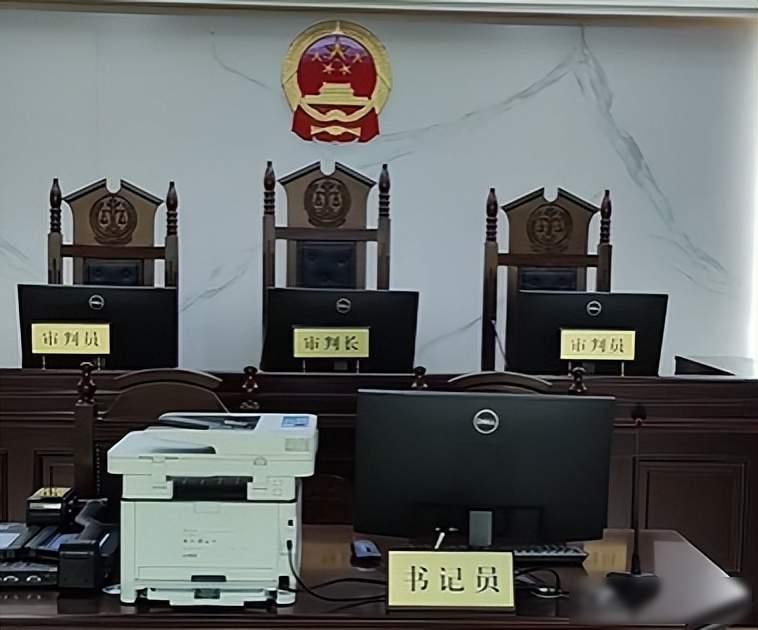 遛狗不牵绳，
狗被车撞死！
就一定要赔钱吗？湖南怀化这个判决，给所有养犬人提了个