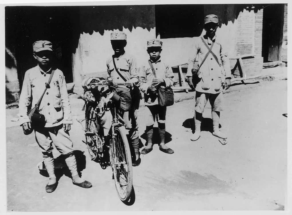 1938年，河北省中部，军队里的小通讯员，骑着自行车。