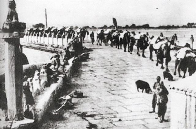 1949年，范纪曼被捕，不久被判死刑！行刑前一天晚上，他借口肚子疼，要上厕所，看