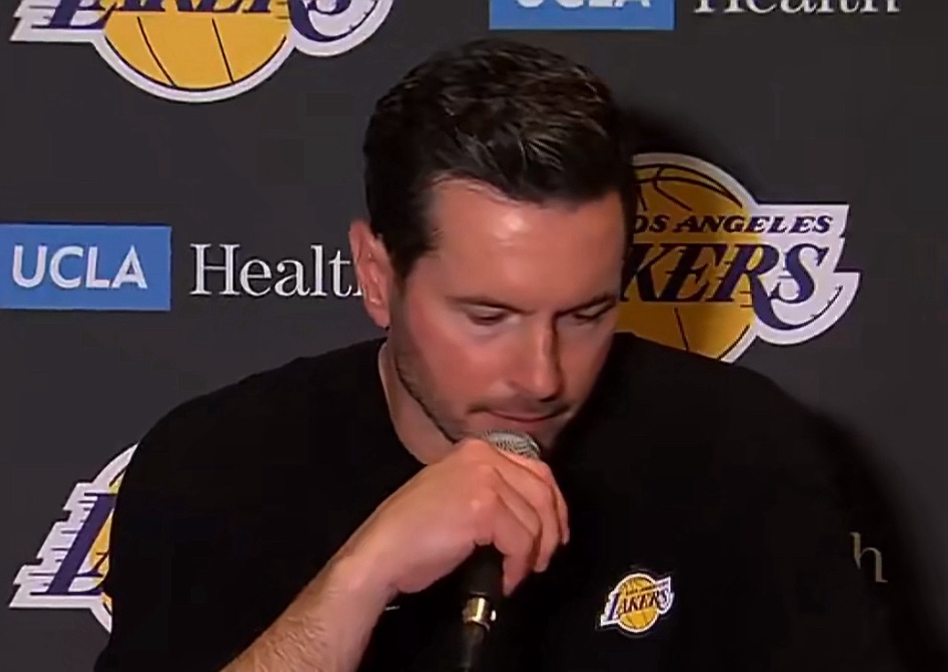 雷迪克表示今天要上对抗：“不管我们采用哪种防守阵型，都必须在卡位上做得更好。要真