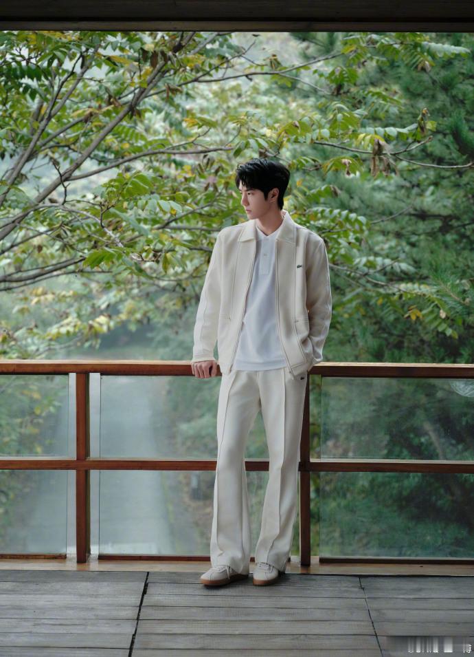 #王一博亮相Lacoste长城盛典##王一博纯白老钱风穿搭#王一博亮相 Laco