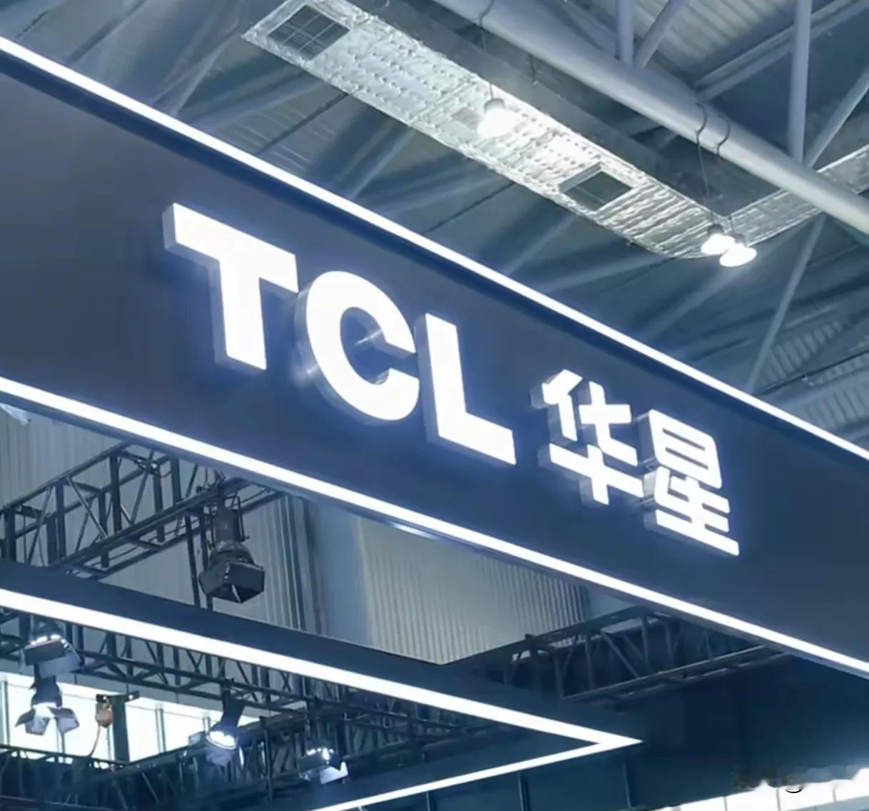 国产面板厂杀疯了。京东方全球第一，TCL华星紧咬三星，全球第三。有人说，华星被称