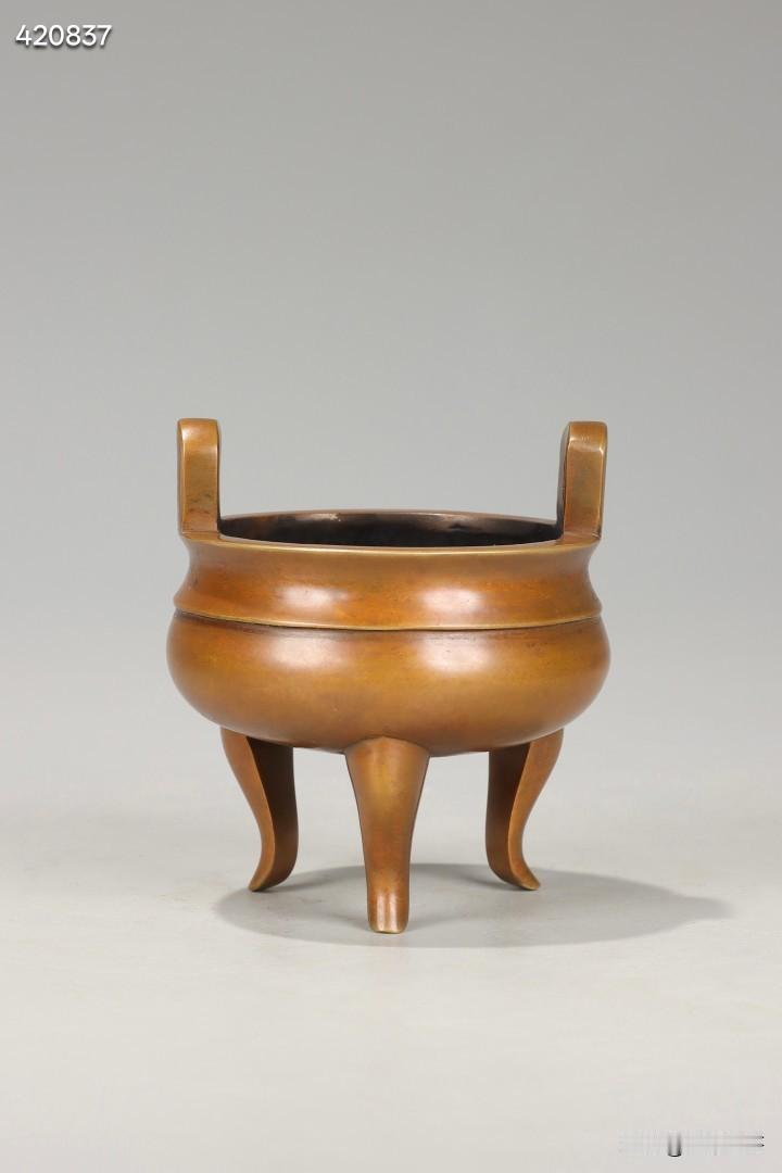 清 宣德款鼎式炉

规格：高7.8cm，口径6.8cm，重289.5g
精铜熔铸