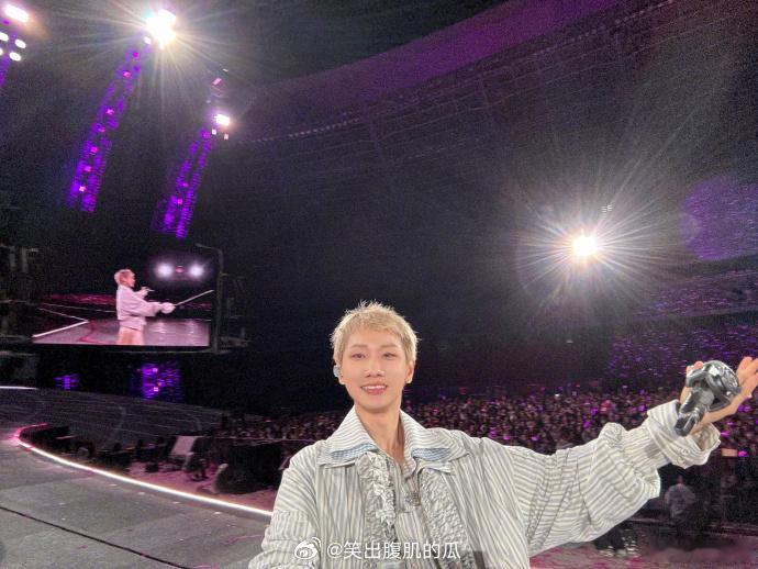 汪苏泷晒太原演唱会大合影汪苏泷太原版我们演唱会落幕晒出全员大合影，简简单单一个我