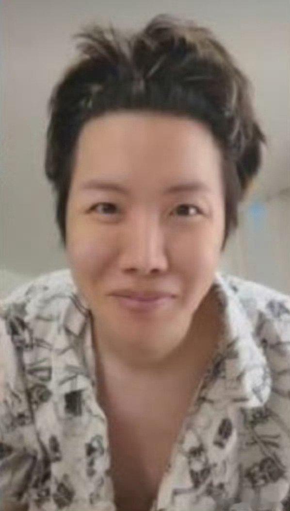 套丑而不自知 像中专毕业混社会小伙儿 