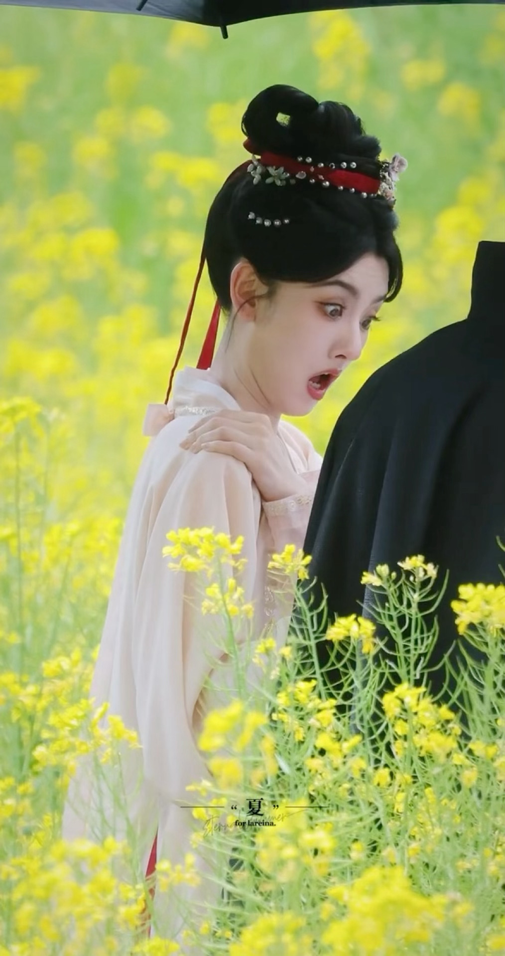 怎么会有如此美萌的小女孩眯着眼睛歪头看剧本的宋祖儿宋祖儿看到什么了